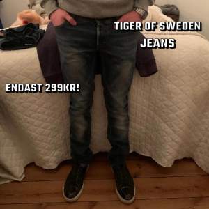 Trendiga jeans från Tiger of Sweden! Midjan 29 längd 32, inga defekter. Kontakta om ni har frågor!