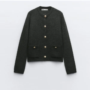 Zara kofta  - Mörk grå stickad kofta från zara. Aldrig andvänd och prislappen kvar. Säljer då den va för liten. Fina guldknappar på. Är i storlek M men passar som en S. Kan diskutera pris vid snabbt köp❤️