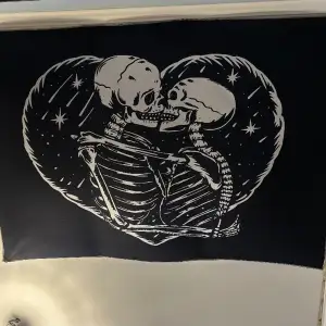 En väggbonad föreställande två skelett som kysser varandra. Säljer för 50kr plus frakt och hjälpmedel att sätta upp den följer med.❤️