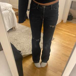 Snygga lågmidjade jeans med hål köpta secondhand!! Modellen är 173💕 pris kan diskuteras + ej gratis frakt