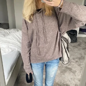 Stickad hoodie - Säljer denna mysiga stickade hoodien. Skicket är väldigt bra, den är använd fåtal gånger💓