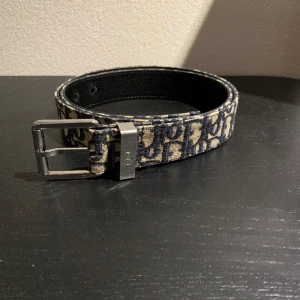 Dior bälte - Jätte snyggt dior bälte i strolek 85cm, kan sänka pris vid smidig affär, hör av er vid frågor eller intresse