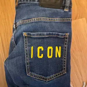 Säljer ett par disqared 2 jeans på i Jätte fint 