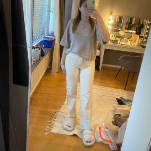 Super fina jeans som passar perfekt till sommaren. Obs! bikbok mäter storleken på midjan så storleken är 29 men skulle säga att dom är som M. Jag är typ 170 ifall man vill få ett hum på längden.