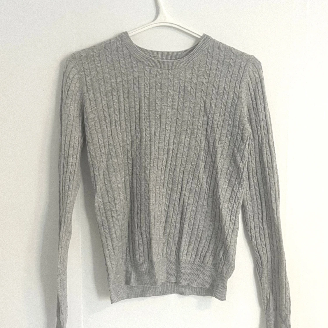 Grå tröja med flätmönster