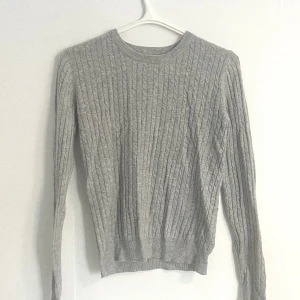 Grå tröja med flätmönster - Grå tröja med flätmönster. Köpt på Gina tricot. Storlek M, men passar mig som vanligtvis har xs-s.