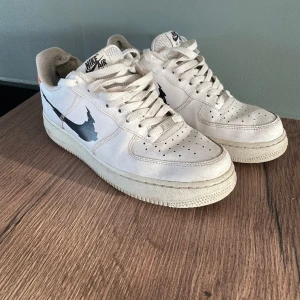 Nike air force - Nike airforce, använda men bra skicka dock finns tecken på användning. Nypris 1250