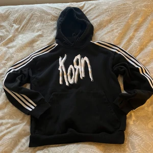 Korn x adidas oversized hoodie xs - Helt ny aldrig använt Korn x Adidas Hoodie i stolek xs den är ganska oversized dok så inte riktigt en xs