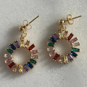 Örhängen med Strass i flera färger  - 18k guldpläterad handgjorda örhängen. Helt nya 