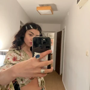 Blommig blus! 🌸 - Här har vi ett linne i blommigt tyg  Som är i ett stycke så man knyter knuten själv!  Den är otroligt fin men har inte fått någon användning för den! 💕🌿