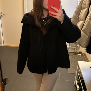 Cos kappa - Säljer denna kappan från cos. Så snygg och varm men kommer tyvärr inte till användning. Nypris 1750kr. Pris kan diskuteras vid snabb affär