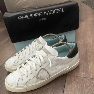 Philippe modell  - Säljer dessa sjukt trendiga Philippe modells då jag slutat använda dem, det finns en liten defekt där de är ett litet hål i sulan längst bak vid hälen.Skick:7/10, nypris ca 4000 mitt pris 2299, box och dustbag medföljer,hör av er såfort vid frågor