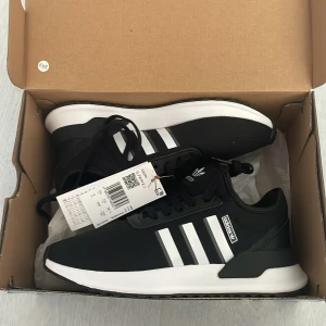 Helt nya adidas skor - Helt nya oanvända adidas skor. Storlek 38 2/3. Säljer då de är för små för mig. Taggar kvar. Nypris 900:- 