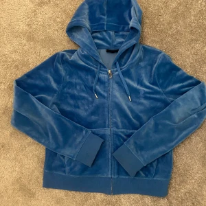 Blå juicy tröja - Säljer denna blåa juicy tröja pga att den tyvärr är för stor. Har inte änvänt den jättemycket så den är i väldigt bra skick.