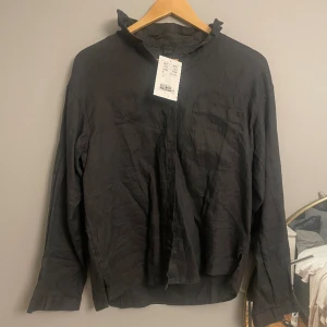 Blus/skojrta - En helt oanvänd linne skjorta i mörkblå,/svart, perfekt till sommaren eller som pyamas skjorta! Köptes för 499kr och prislappen finns kvar. Skriv privat för fler bilder💕