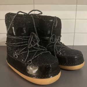 Glitter skor  - Glittriga skor (lik moonboots i modellen) säljer då de inte kommer till användning. Knappt använda. (nyskick) ✨💖