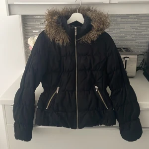 Vinterjacka - Vinterjacka från H&M. Fint skick. Storlek 36. Fejkpäls. 