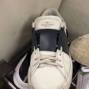 Valentino Open  - Valentino Open sneakers! Skorna är i storlek 41, box medföljer vid köp! Ny pris cirka 7200kr mitt pris 1500kr