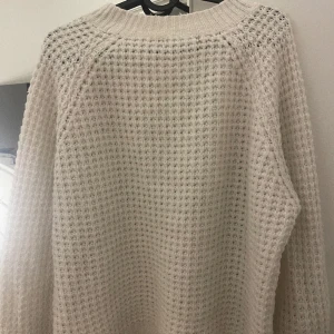Stickad tröja  - Vit stickad tröja, luftig.