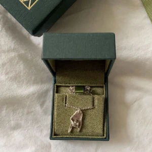 Halsband Maria Nilsdotter  - Lägger upp denna annons igen! ”Rock on” halsbandet från Maria Nilsdotter. Det är i fint skick och säljer pga inte får så bra användning för det! Längden på själva kedjan är 45 cm💕