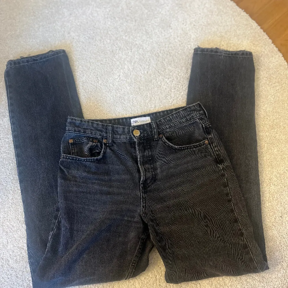 Säljer dessa snygga Mid waist jeans från Zara i storlek 36. De är i fint skick men har tappat lite färg. Skriv för fler bilder. Jeans & Byxor.