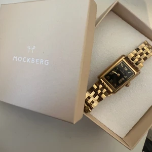 Mockberg timeless gold - Knappt använd, mycket bra skick anpassad efter min handled. Skickar med länkar! Enkelt att ändra. Nypris 1599kr 