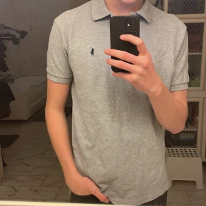Ralph lauren piké - En i princip oanvänd piké som jag säljer pågrund av att jag akdrig använder.  Skick skulle jag säga är 10/10 och den har inga defekter. 