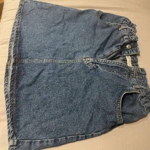 Jeanskjol - Säljer nu min fina jeanskjol som är stretchig i midjan. Använd en gång. 