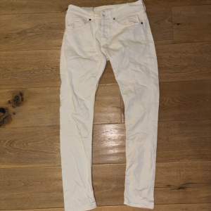Vita dondup jeans storlek 30. Perfekt skick, nästan aldrig använd. Modell, George.