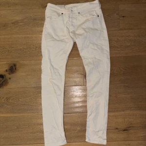 Vita dondups - Vita dondup jeans storlek 30. Perfekt skick, nästan aldrig använd. Modell, George.