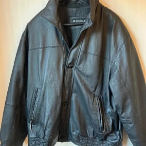 Skinn/läder jacka oanvänd - Det var dags att rensa i garderoben och fick se denna godingen som knappt är orörd som kan säkert ha lite värde i sig… Det hoppas vi på! Är det några frågor så är def bara att fråga på :) Både innerfickor och utefuckor och inga skavanker. 