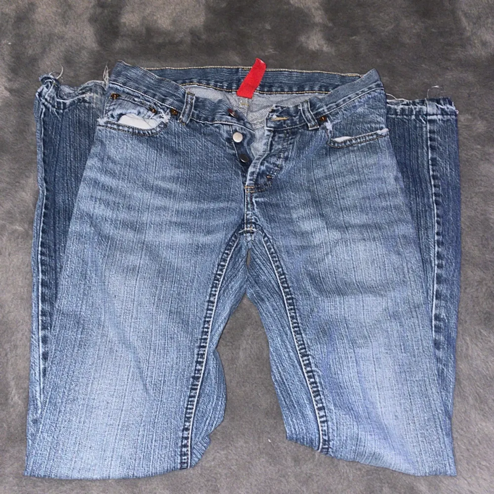 Lågmidjade fina jeans, obs missar en bakficka!. Jeans & Byxor.