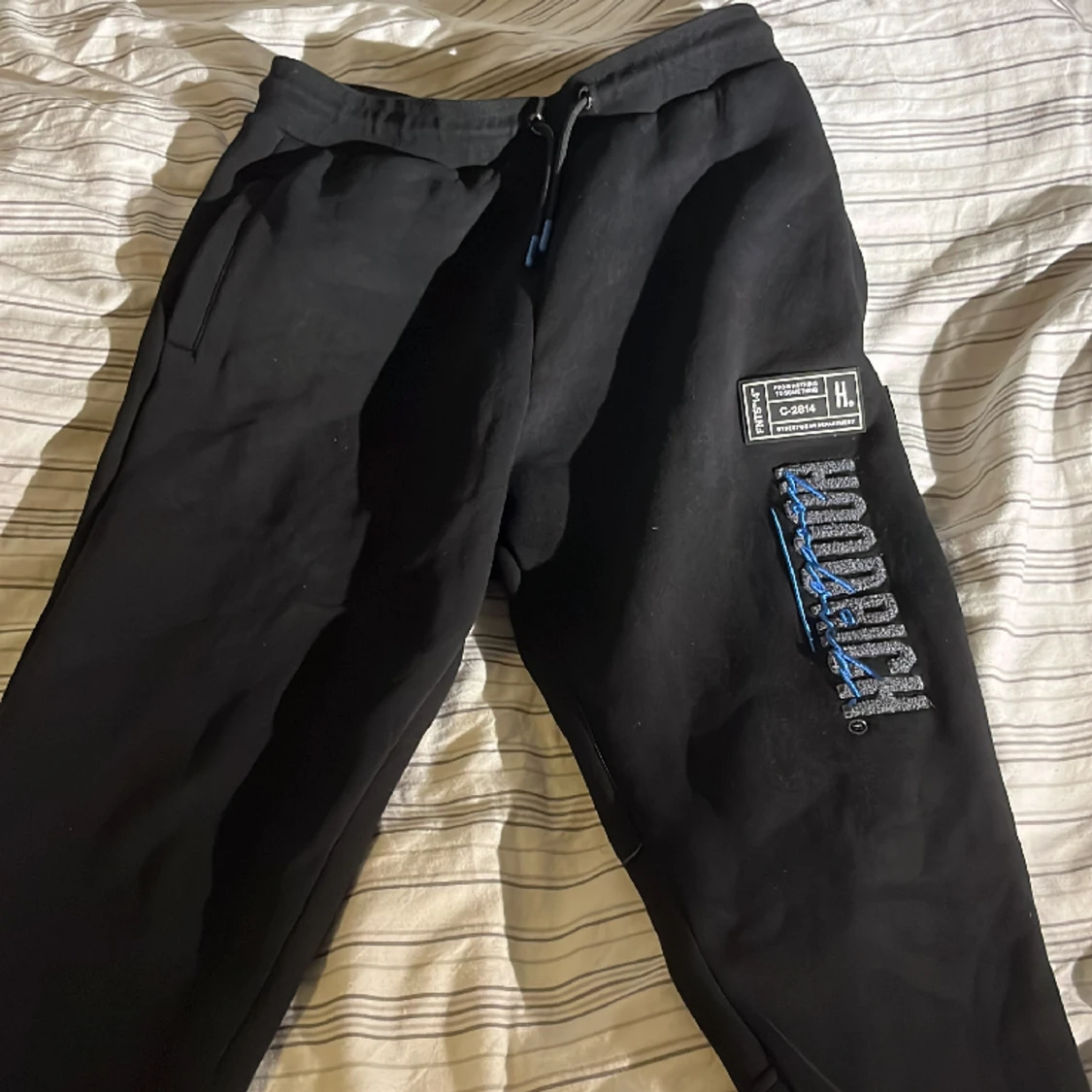 Hoodrich byxor svart