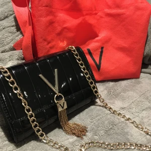 Valentino - Väskan är i fint skick invändigt och utvändigt i materialet, Det enda är lite smårepor på V’et av kedjorna. Fler bilder går givetvis att fixa🌸