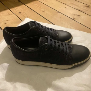 Lanvin skor - Säljer dessa sällsynta lanvinsen i storlek Us 11. De är marinblå men ser svarta ut. Nypris 5000kr  7/10 skick