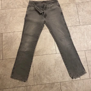 Nudie jeans - Säljer ett par feta Nudie jeans! Använda några gånger men inga skador eller linnande! 8/10 skick!  Nypris:! 1599kr