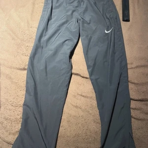 Nike byxor  - Svarta Nike byxor i storlek M. Använda ett par gånger men håller fortfarande högsta klass. 