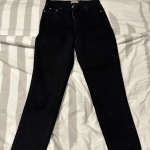 Svarta jeans - Svarta raka jeans från Gina Tricot. De är för små för mig. Använd endast 1 gång, endast för bilden på tredje sliden. 