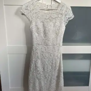 Säljer min klänning från By Malina som jag endast använt en gång. Inköpt för 2400 kr och är i nyskick. Liten i storleken så passar någon som vanligtvis har storlek S.