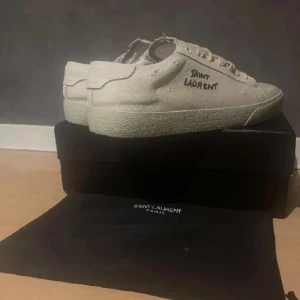 YSL skor - Tjena säljer nu mina snygga skor ifrån saint laurent! Skorna är i skick 8 av 10 och har endast lite smuts på sig. Skriv för fler bilder eller frågor!