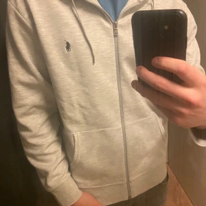 Ralph lauren zip - Säljer eftersom jag inte använder den längre. Skick 10/10 Köpt från Zalando för ca 1800 kr. Pris kan diskuteras 