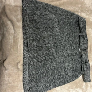 Kjol från PRIMARK  - En lite tjockare tjock från PRIMARK i Skottland. Köpt 2019 och använd 2 gånger. Den kommer med ett tillhållande skärp.