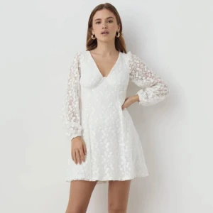 Laced wired mini dress - Gina Tricot klänning som är super fin och passar till studenten eller en avslutning!🥳Slutsåld överallt! Beställde för att ha på min studenten men den var för stor🫶