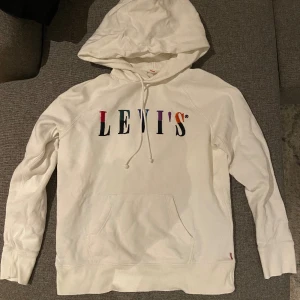 Levis hoodie - Älskade denna hoodie men den är för liten för mig som har långa armar. Något liten för mig som brukar ha S, därför säljer jag den. Den är äkta Levis i bra skick utan fläckar. 