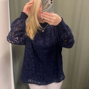 Blå blus  - Marinblå spets blus, ny sick, passar s-m, super fin💓