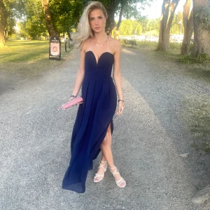 Balklänning  - Super fin balklänning använd 1 gång,men köpt på selpy,så den är unik!sitter super fint,jag är 172