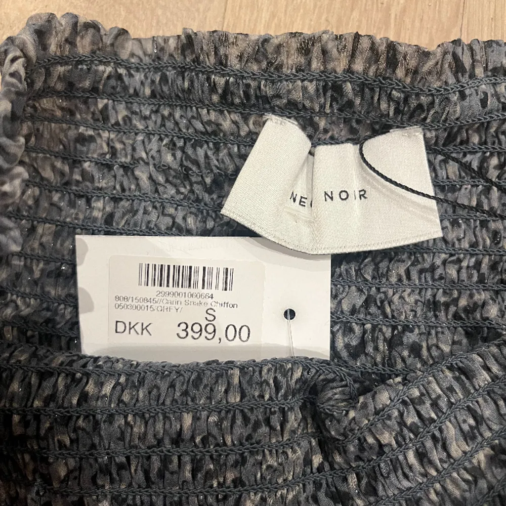 Säljer min oanvända kjol från Neo Noir. Köpt för 399 DKR vilket motsvarar ca 580kr. Bor på Östermalm i Stockholm så antingen mötas upp i närheten eller posta om köparen står för frakten.. Kjolar.