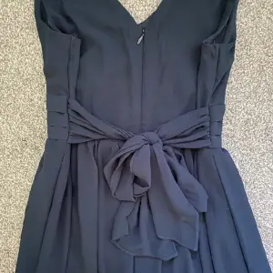 Säljer mörkblå balklänning från VILA! Klänningen går att knyta i midjan som även ger en fin detalj i ryggen. Storlek 34, passar mig som är 166.