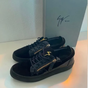 Guiseppis Zanottis - Skifteta Guiseppis Zanotti i svart/guld färg. Säljes då dom tyvärr är för små för mig. Skick 9/10 låda och dustbag tillkommer. Vill bli av med dom snabbt så hör av dig vid funderingar eller prisförslag!