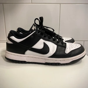 Nike Panda Dunk Low - Nike Panda Dunk med några användningar i bagaget! Storlek 40, UK 6, U.S. 8,5. Minimalt slitage som syns på bilderna, kan ta fler bilder om så önskas. Finfina! Möte i Sthlm/Uppsala, kan även skickas. Bra pris, passa på!